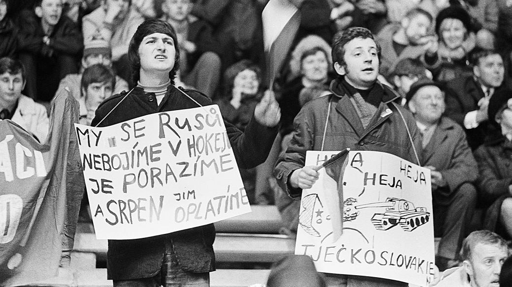 Mistrovství světa v ledním hokeji ve Stockholmu 1969. Fanoušci s transparenty při utkání Československa se SSSR