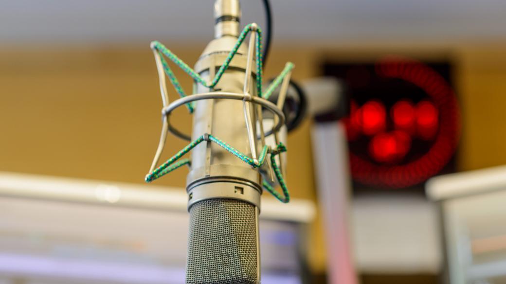 Rozhlasový mikrofon ve vysílacím studiu