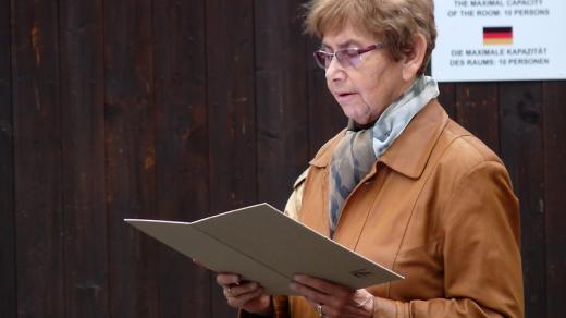 Jom ha' šoa v Terezíně - Dagmar Lieblová čte jména obětí