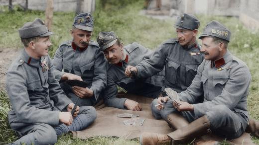 Vojáci Rakousko-Uherska hrají karty