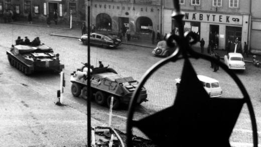 Sovětská vojenská technika v srpnu 1968 na náměstí Pionýrů (nyní nám. T.G. Masaryka) v Příbrami. Snímek pořízen ze střechy bývalého sekretariátu OV KSČ, v současnosti budova Knihovny Jana Drdy