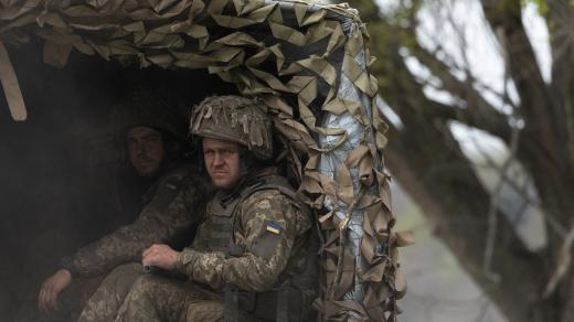 Ukrajinští vojáci ve vojenském vozidle na cestě k frontové linii během bojů poblíž města Izjumu v Charkovské oblasti