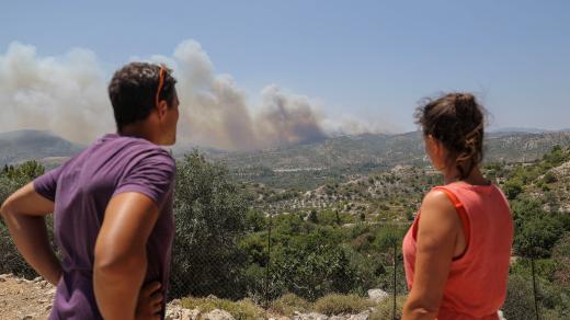 Švýcarští turisté hledí na požáry u vesnice Archangelos na Rhodosu