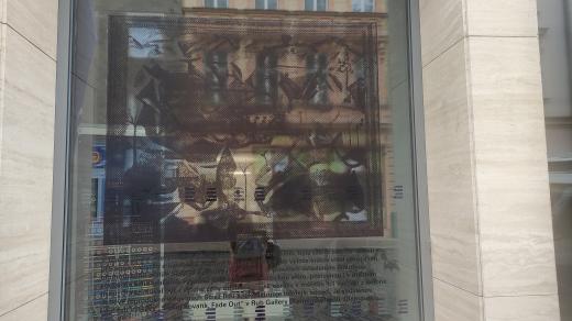 Speciální samolepka ve vitríně budovy Českého rozhlasu Olomouc ztvárňující obraz Lom od Slavoje Kovaříka