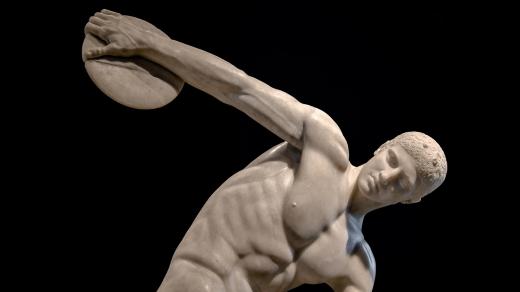 Diskobolos. Autorem jedné z nejslavnějších antických soch je starořecký sochař Myrón. Bronzový originál z 5. století př. Kr. se nedochoval, dílo je známo z řady pozdějších kopií