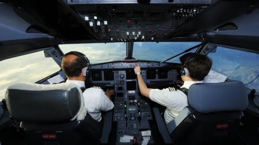 Piloti v kokpitu letadla Airbus |