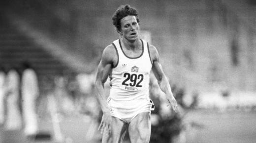 Československá běžkyně Jarmila Kratochvílová při svém rekordním běhu na 800 metrů v roce 1983. Čas  1.53,28 je nejlepší dodnes.