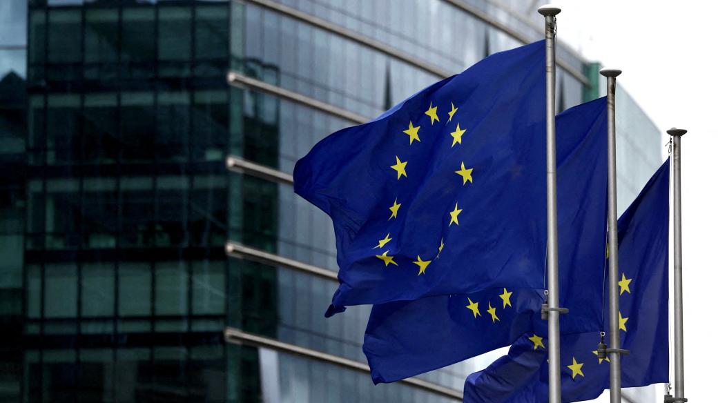 Evropské vlajky před sídlem Evropské komise v Bruselu, Belgie 20. září 2023