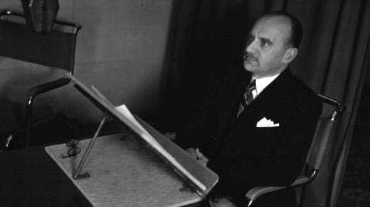 Petr Zenkl v rozhlasovém studiu (1937)