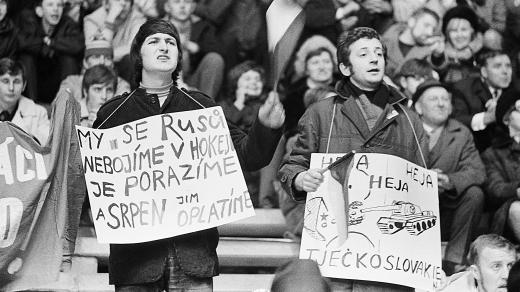 Mistrovství světa v ledním hokeji ve Stockholmu 1969. Fanoušci s transparenty při utkání Československa se SSSR