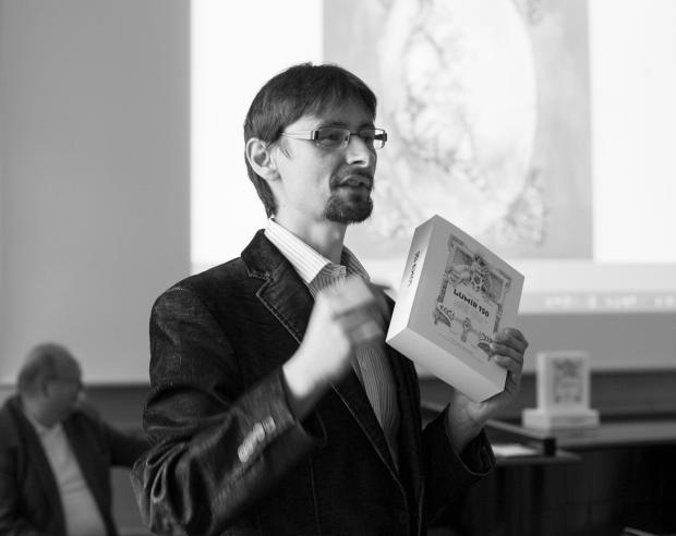 Viktor Velek při prezentaci své knihy Lumír 150 v Rakouském kulturním fóru v roce 2015