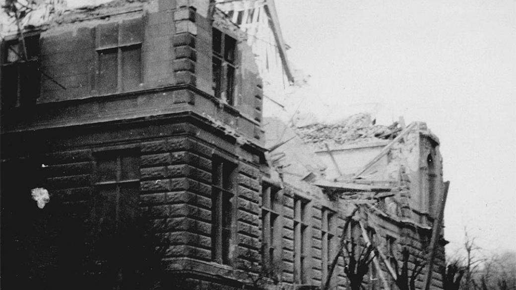 Rozbořený dům v Praze na Vinohradech po bombardování Prahy v únoru 1945