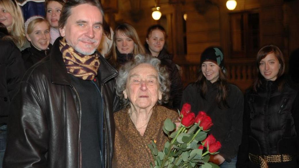 Choreograf Jiří Kylián s maminkou Markétou Kyliánovou, v pozadí studenti taneční konzervatoře