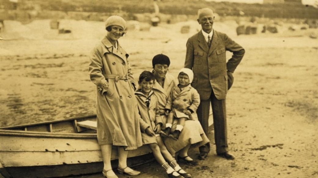 Emil Kolben se svou snachou a vnuky na pláži ostrova Wisdün, kolem 1930