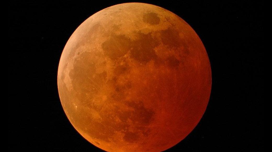 Během zatmění je Měsíc zbarven do temně červené barvy