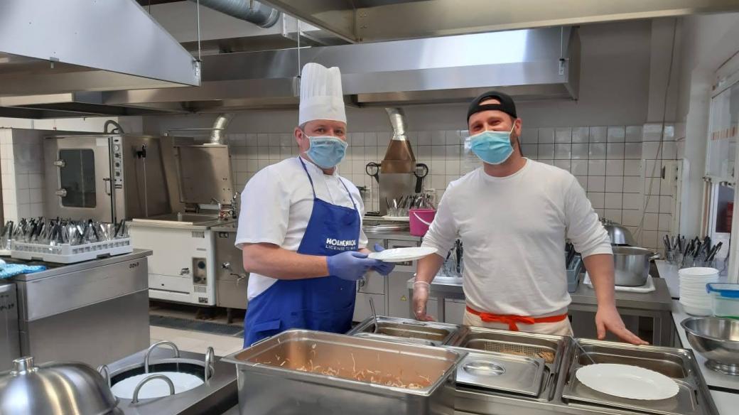 Aleš Smutný (vlevo) a Ondřej Dyntr vyměnili horské restaurace za školní jídelnu