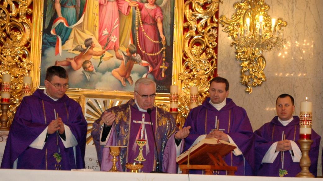 Polští římskokatoličtí kněží v kapli v Lichńi