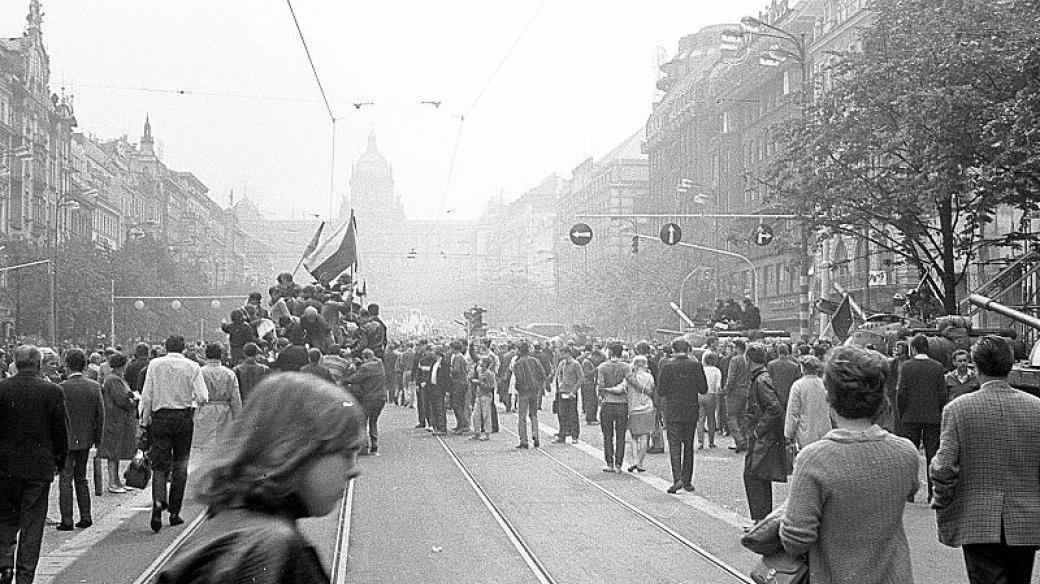 Lidé na Václavském náměstí, tehdy ještě s tramvajovou tratí