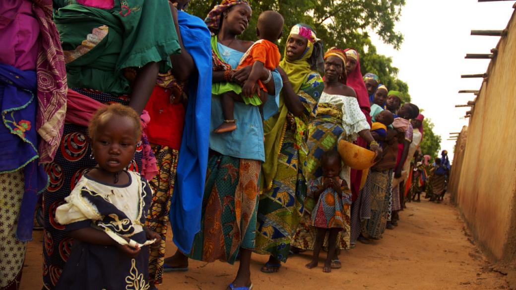 Niger, Guidan Roumji - 2007. Během "hladového období",  kdy míra podvýživy pravidelně narůstá, dostávají matky měsíční zásoby teraputického Plumpy´Doz, pasty obohacene o mikro- a makroživiny. Děti polykají tři lžičky Plumpy´Doz denně jako doplněk stravy.
