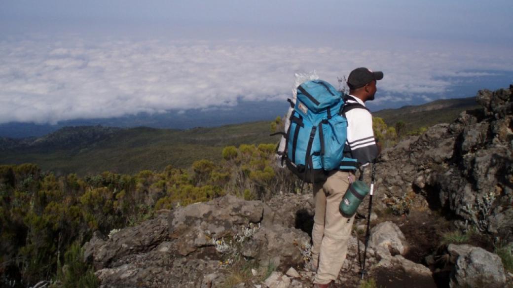 Pro výlet na Kilimandžáro si musíte najmout nosiče