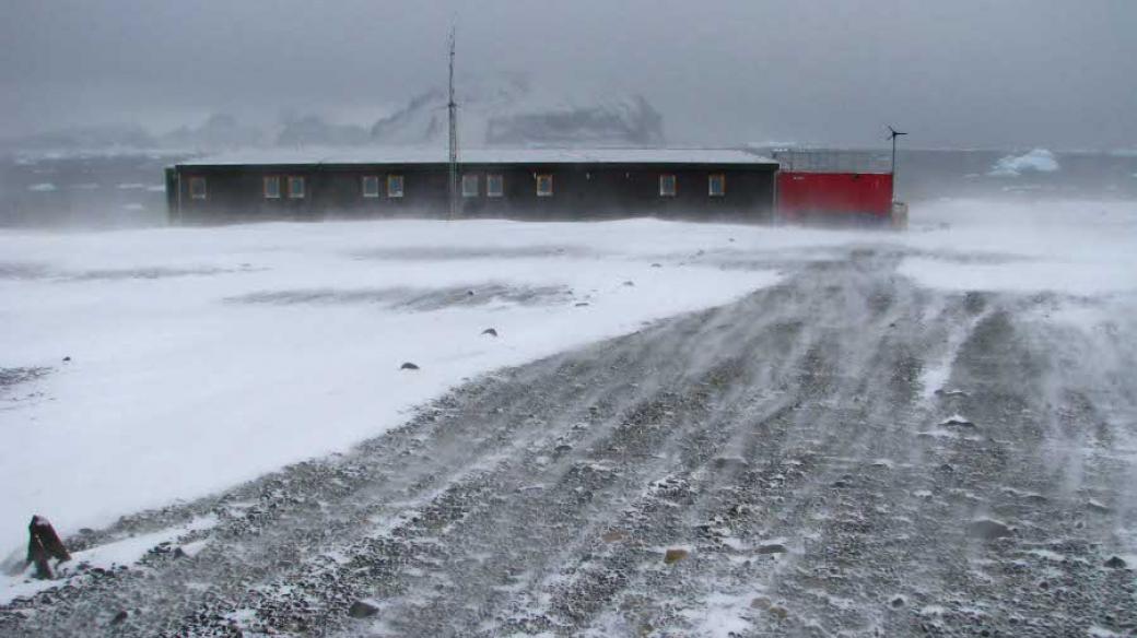 Stanice J. G. Mendela ve sněhové vichřici, která podle okamžité síly větru tvoří velké závěje a nebo naopak pruhy odváté až na půdní povrch