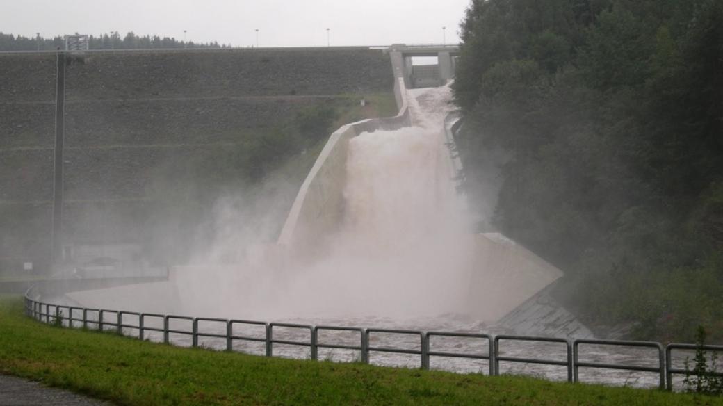 Odpouštění vody z Římovské přehrady na řece Malši