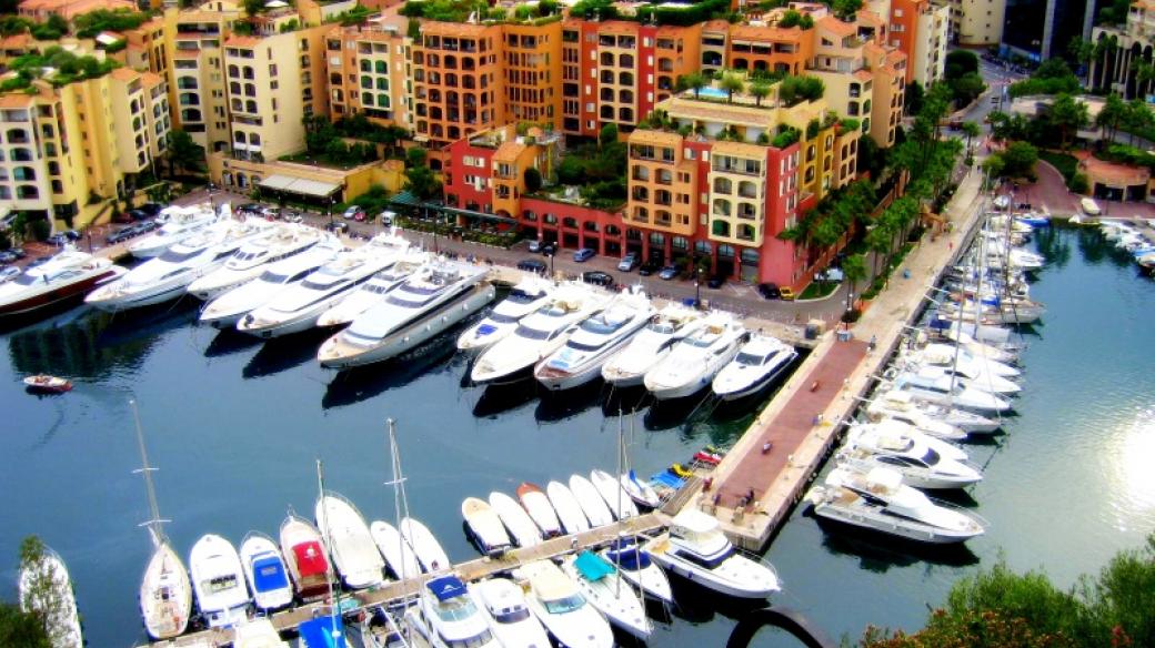 V Monaku ani milionářské jachty nemají dostatek prostoru