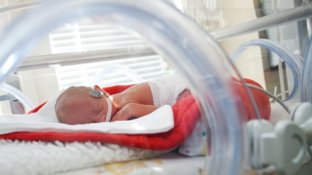Nové resuscitační vyhřívané lůžko pro novorozence