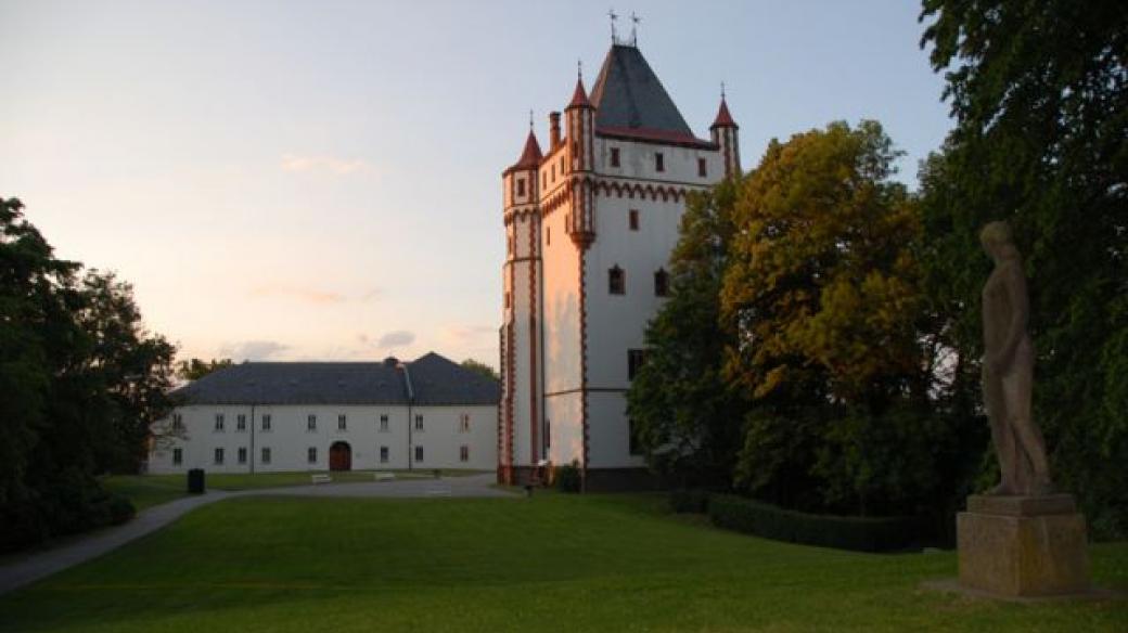 Hradec nad Moravicí - Bílá věž a vlastní zámek
