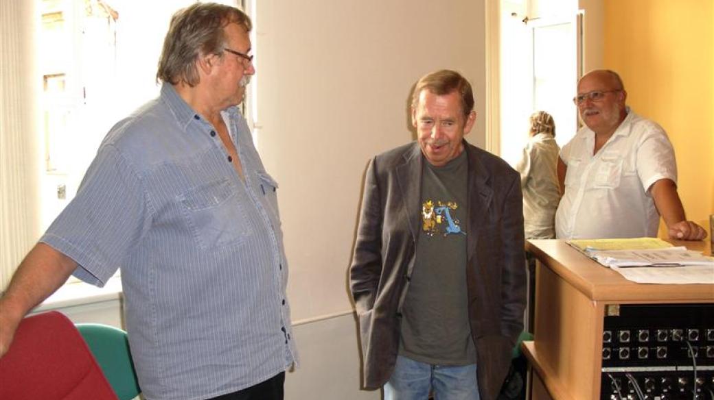Natáčení hry Spiklenci, (zleva) Andrej Krob, Václav Havel, Tomáš Gsöllhofer