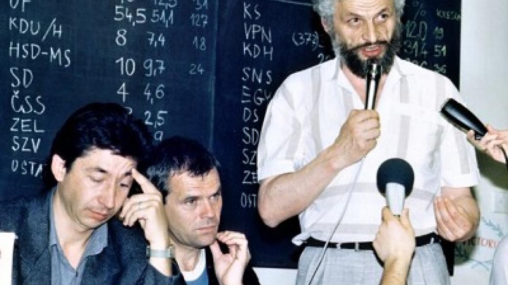 Ján Budaj, Milan Kňažko a Fedor Gál. Lídři listopadové revoluce na Slovensku na předvolební tiskové konferenci Verejnosti proti násiliu v roce 1990
