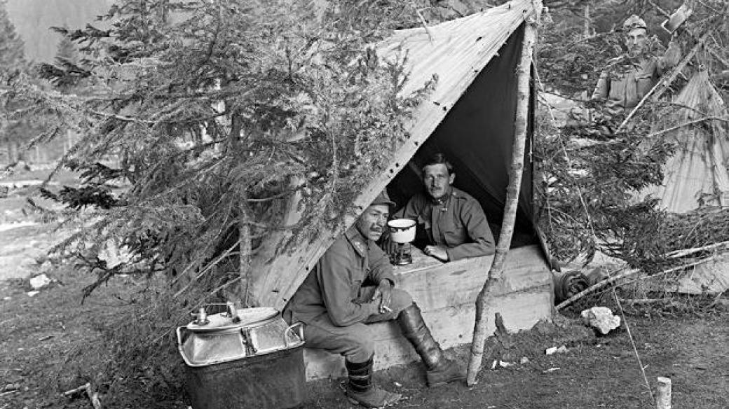 S hrnkem teplého čaje na frontě 1. světové války