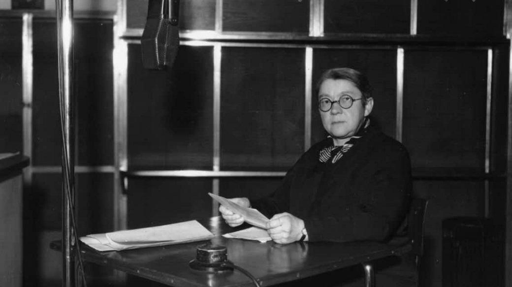 Anna Honzáková v rozhlasovém studiu (1937)