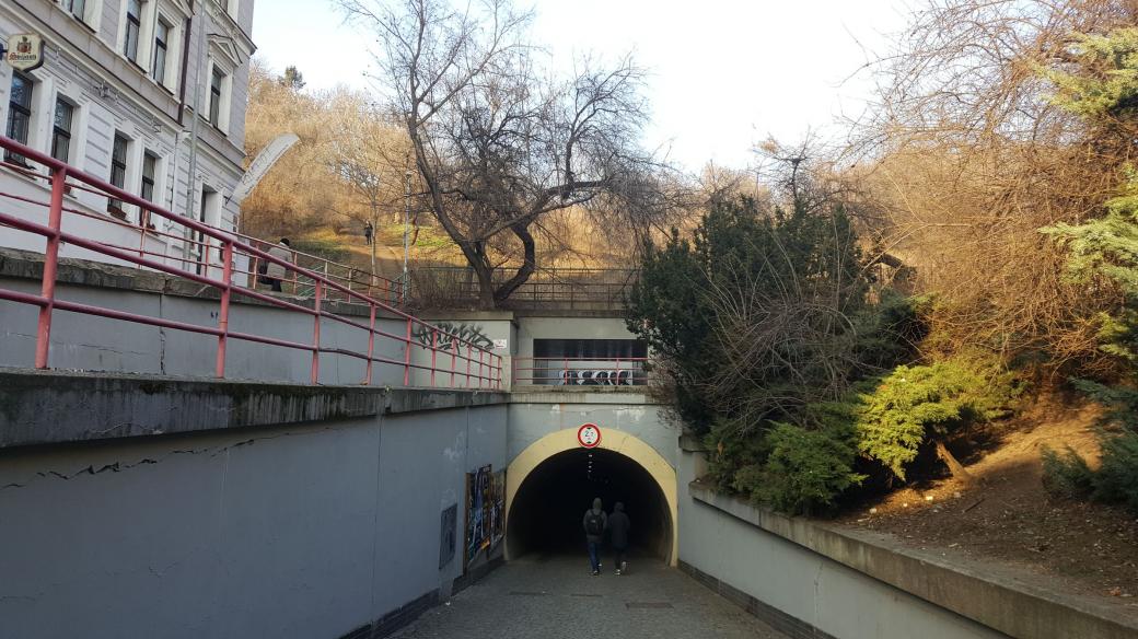 Žižkovský tunel vede pod vrchem Vítkov