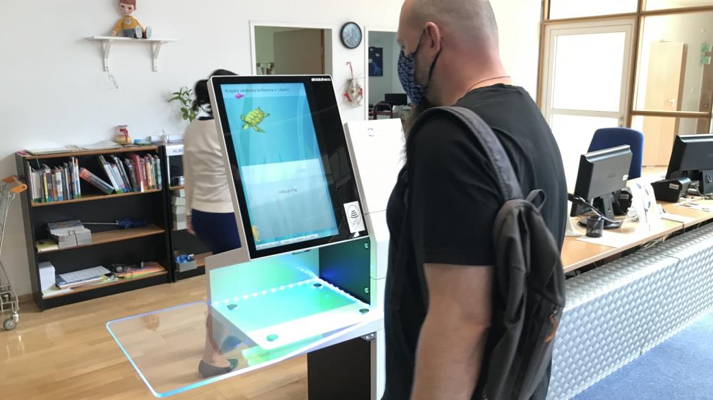 Liberecká knihovna zavedla výdejní bezkontaktní kiosky