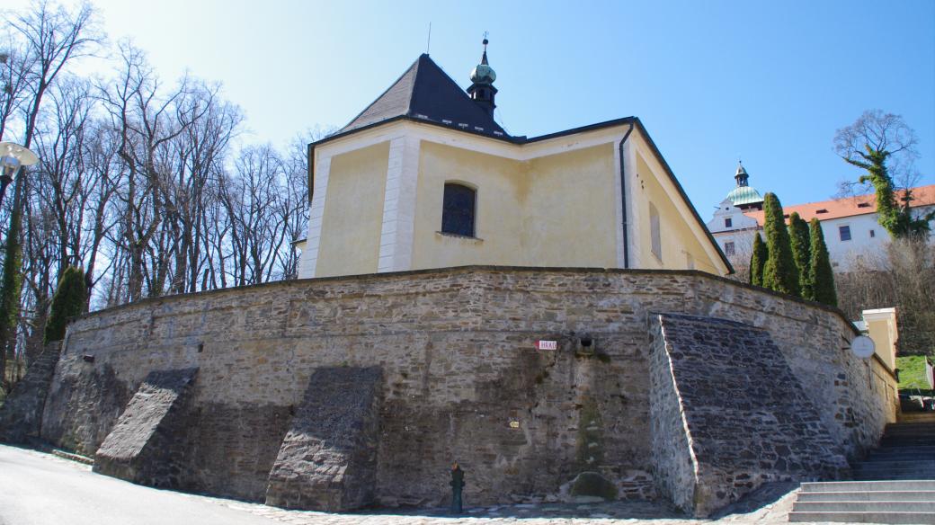Areál kostela se přimyká k hradnímu parku