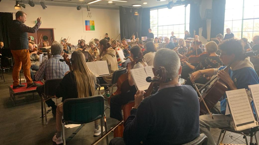 Malí velcí filharmonici, projekt, který spojuje žáky uměleckých škol a profesionální hudebníky