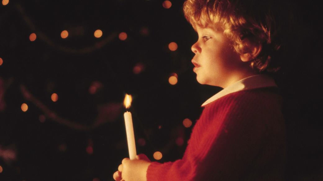 Chlapec se svíčkou
