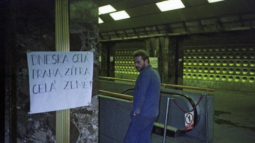 Listopad 1989, stanice metra Můstek 