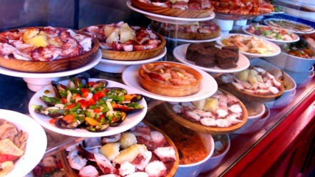 Tapas – nejrůznější lahůdky středomořské kuchyně jsou lákadlem španělských barů a restaurací