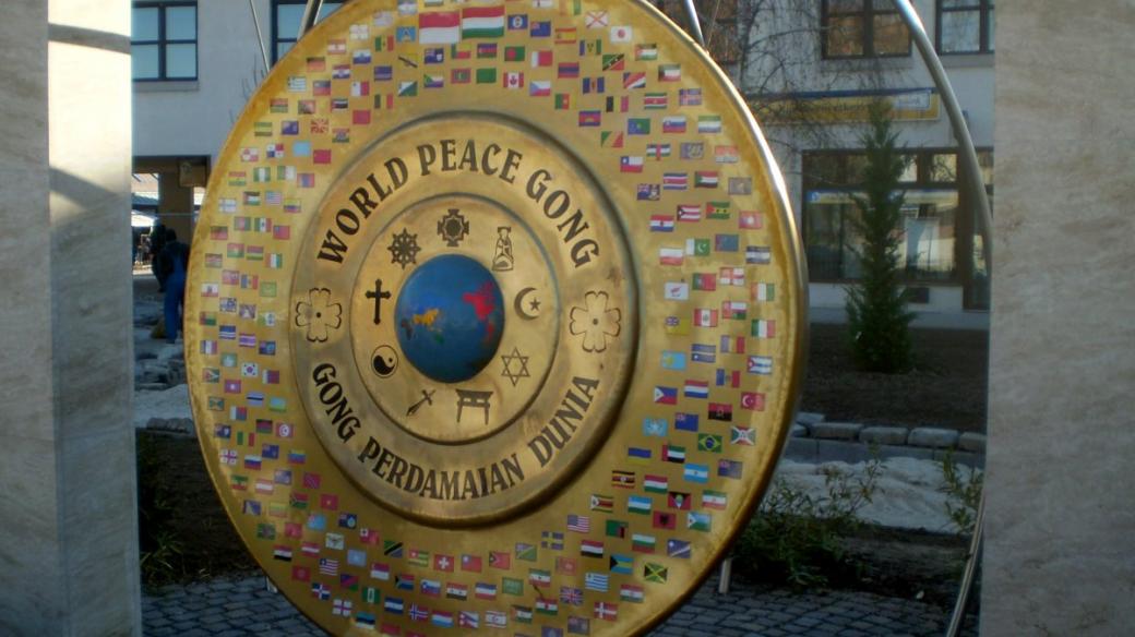 Gong světového míru symbolizuje bezproblémové soužití všech národů, ras a náboženství