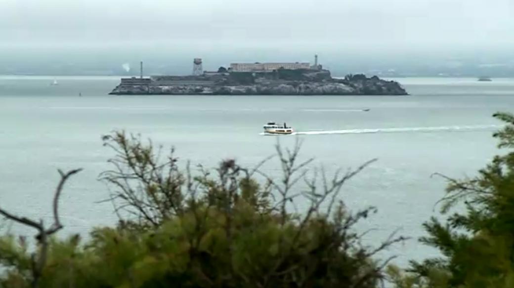 Na skalnatém ostrově v Sanfranciském zálivu vyrostlo v 19. století nejslavnější vězení světa – Alcatraz
