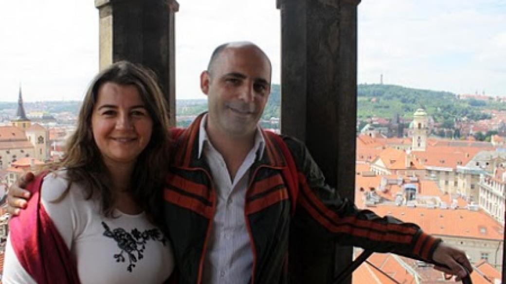 Izraelský architekt Yoav Melter s chotí v Praze