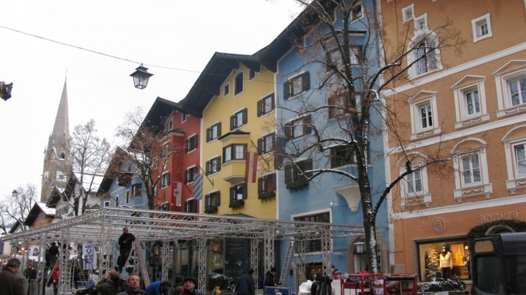 Kitzbühel-středověké městečko, do kterého na víkend Hahnenkamm přijede kolem 50 tisíc lidí
