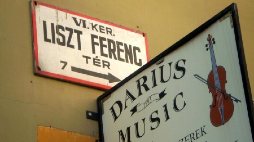 Náměstí Ference Liszta v Budapešti je místem setkávání především mladých lidí a umělců
