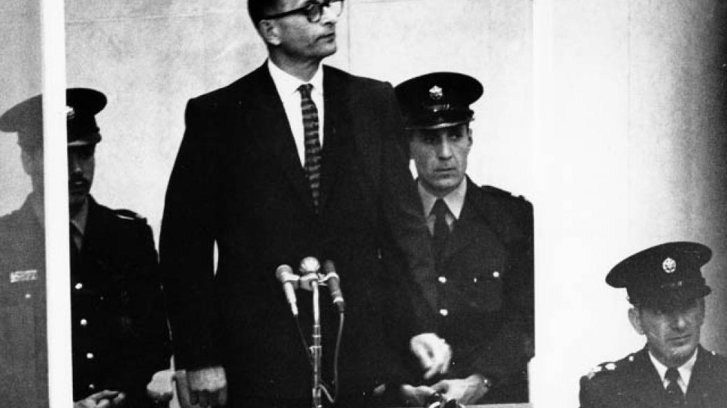 Adolf Eichmann při soudním procesu v Jeruzalémě (11. dubna 1961)
