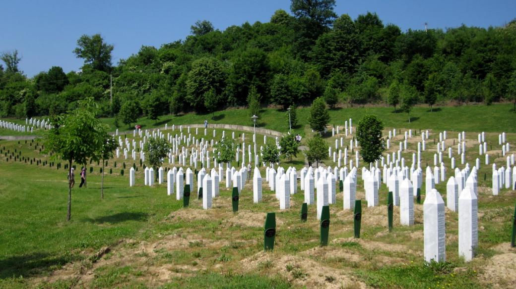 Památník Srebrenica-Potočari. Generál Ratko Mladič, zodpovědný za tisíce srebrenických obětí, se ukrýval jen 200 kilometrů vzdušnou čarou odsud