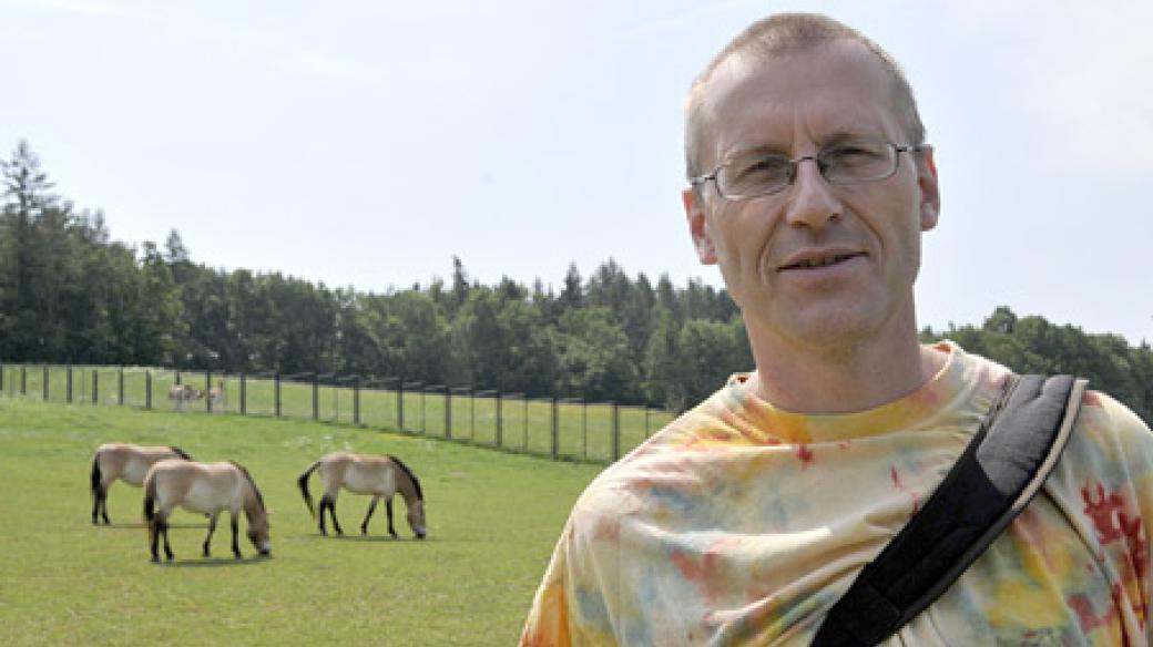 Reportér Radiožurnálu Ľubomír Smatana v chovné stanici v Dolním Dobřejově, kde se na přesun do mongolské stepi připravovali čtyři koně Převalského z pražské zoo