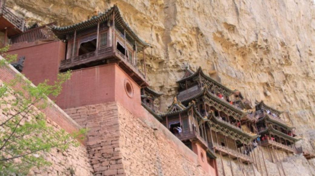 Klášter Süan-kchung umístili kdysi mniši na nedostupnou skálu proto, aby měli klid na meditaci