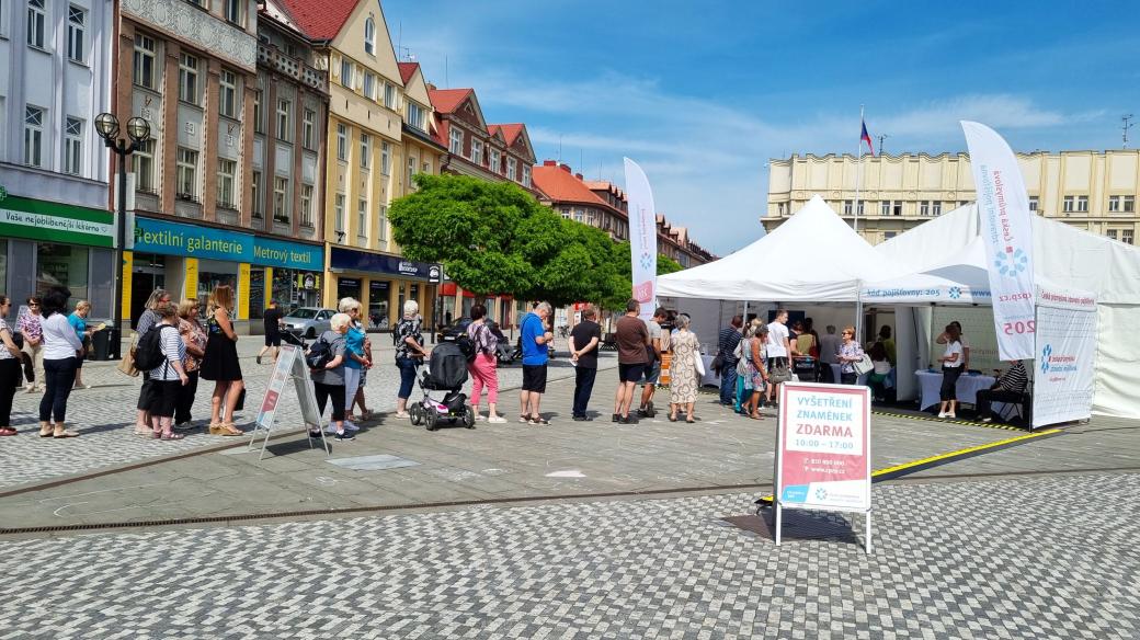 Bezplatné vyšetření pigmentového znaménka využily ve čtvrtek 1. června v Hradci Králové téměř čtyři stovky zájemců